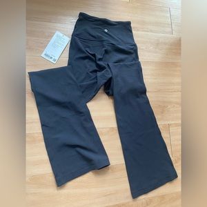Lululemon. Groove High Rise Split- Hem. Flared pant . Nulu